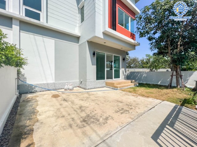 *****บ้านแฝดมือสองย่านนนทบุรี ม.คาซ่าเพรสโต้ วงแหวน-ปิ่นเกล้า หลังมุม! เนื้อที่มากถึง 35 ตร.ว. ฟังก์ชัน 3 ห้องนอน 2 ห้องน้ำ 2 ที่จอดรถ บนทำเลแห่งการเดินทาง เชื่อมต่อถ.กาญจนาภิเษก และถ.บรมราชชนนี-ศาลายา ใกล้ ม.มหิดล และทางด่วน "ศรีรัช" จองด่วน!